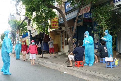 TP.HCM: Xét nghiệm nhanh vùng nguy cơ cao, phát hiện nhiều ca nghi nhiễm - Ảnh 5. TP.HCM: Xét nghiệm nhanh vùng nguy cơ cao, phát hiện nhiều ca nghi nhiễm - Ảnh 5.