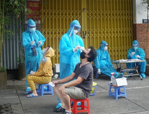 TP.HCM: Xét nghiệm nhanh vùng nguy cơ cao, phát hiện nhiều ca nghi nhiễm - Ảnh 6. TP.HCM: Xét nghiệm nhanh vùng nguy cơ cao, phát hiện nhiều ca nghi nhiễm - Ảnh 6.