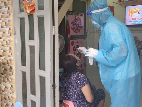 TP.HCM: Xét nghiệm nhanh vùng nguy cơ cao, phát hiện nhiều ca nghi nhiễm - Ảnh 2. TP.HCM: Xét nghiệm nhanh vùng nguy cơ cao, phát hiện nhiều ca nghi nhiễm - Ảnh 2.