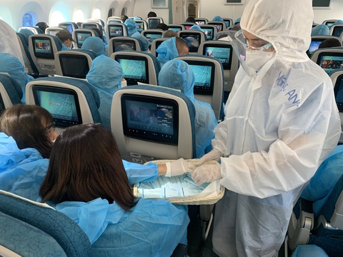 Chuyến bay đưa 277 công dân Việt Nam từ Hoa Kỳ về nước - Ảnh 1. Chuyến bay đưa 277 công dân Việt Nam từ Hoa Kỳ về nước - Ảnh 1.