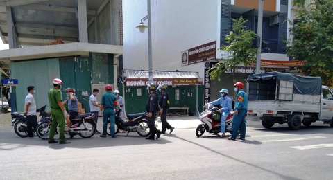 Nha Trang huy động bộ đội đưa hàng đến từng nhà dân - Ảnh 1. Nha Trang huy động bộ đội đưa hàng đến từng nhà dân - Ảnh 1.