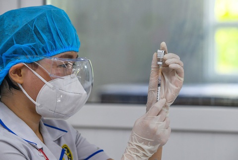 TP.HCM: Gần 79% người trên 18 tuổi đã tiêm vắc xin mũi 1, hơn 210.000 người tiêm mũi 2 - Ảnh 1. TP.HCM: Gần 79% người trên 18 tuổi đã tiêm vắc xin mũi 1, hơn 210.000 người tiêm mũi 2 - Ảnh 1.