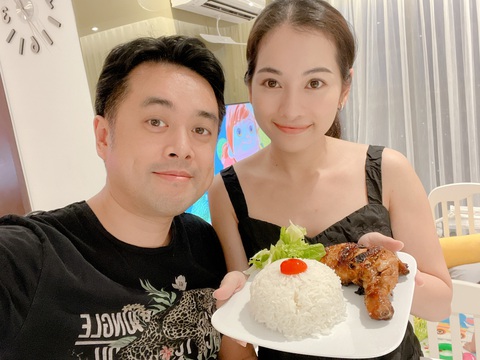 Vợ chồng Dương Khắc Linh, Sara Lưu hướng dẫn làm món tôm tích cháy tỏi - Ảnh 2. Vợ chồng Dương Khắc Linh, Sara Lưu hướng dẫn làm món tôm tích cháy tỏi - Ảnh 2.