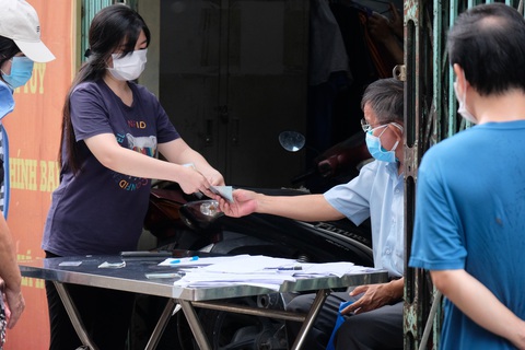 TP.HCM: Lập hội đồng xét duyệt danh sách hỗ trợ đợt 3 ở xã, phường - Ảnh 1. TP.HCM: Lập hội đồng xét duyệt danh sách hỗ trợ đợt 3 ở xã, phường - Ảnh 1.