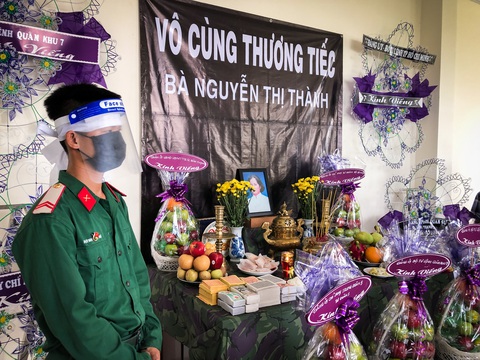 Đứng lặng trước di ảnh mẹ tại nơi tuyến đầu chống dịch COVID-19 - Ảnh 1. Đứng lặng trước di ảnh mẹ tại nơi tuyến đầu chống dịch COVID-19 - Ảnh 1.