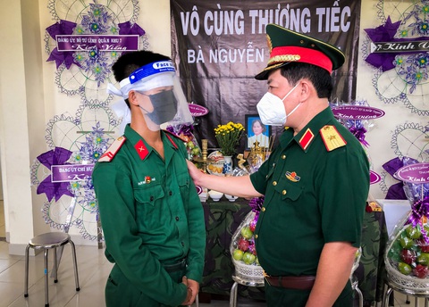 Đứng lặng trước di ảnh mẹ tại nơi tuyến đầu chống dịch COVID-19 - Ảnh 2. Đứng lặng trước di ảnh mẹ tại nơi tuyến đầu chống dịch COVID-19 - Ảnh 2.