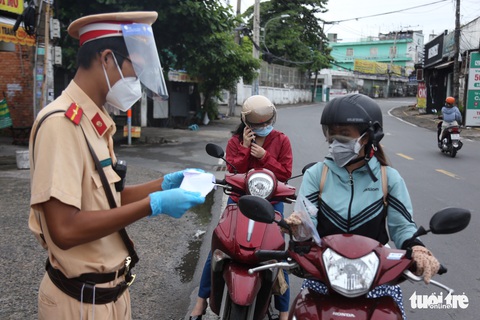 Ngày đầu dùng giấy đi đường mới: Xài giấy cũ vẫn được du di - Ảnh 2. Ngày đầu dùng giấy đi đường mới: Xài giấy cũ vẫn được du di - Ảnh 2.