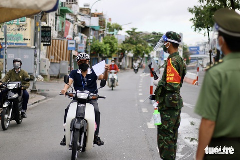 Ngày đầu dùng giấy đi đường mới: Xài giấy cũ vẫn được du di - Ảnh 7. Ngày đầu dùng giấy đi đường mới: Xài giấy cũ vẫn được du di - Ảnh 7.