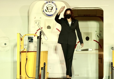 Tín hiệu ở lại từ bà Kamala Harris - Ảnh 1. Tín hiệu ở lại từ bà Kamala Harris - Ảnh 1.
