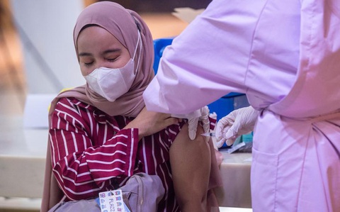 Indonesia bắt đầu tính phí tiêm chủng đối với người nước ngoài - Ảnh 1. Indonesia bắt đầu tính phí tiêm chủng đối với người nước ngoài - Ảnh 1.