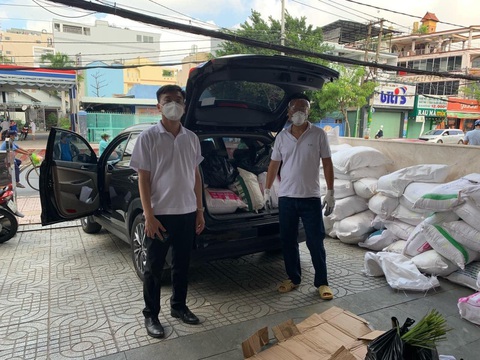 Tình người giữa ‘tâm bão’ COVID-19 - Ảnh 1. Tình người giữa ‘tâm bão’ COVID-19 - Ảnh 1.