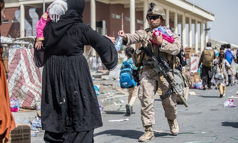 Mỹ dành 2 ngày cuối di tản quân nhân và thiết bị quân sự, Taliban kêu gọi người tài ở lại - Ảnh 1. Mỹ dành 2 ngày cuối di tản quân nhân và thiết bị quân sự, Taliban kêu gọi người tài ở lại - Ảnh 1.