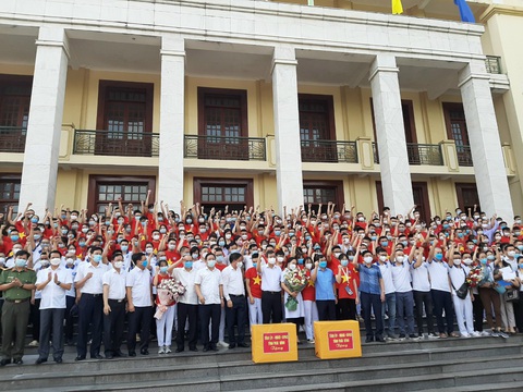 Thái Bình tiếp tục chi viện hơn 300 cán bộ, sinh viên ngành y vào Nam chống dịch - Ảnh 1. Thái Bình tiếp tục chi viện hơn 300 cán bộ, sinh viên ngành y vào Nam chống dịch - Ảnh 1.