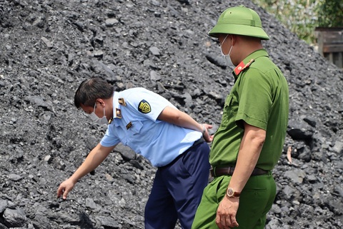 Phát hiện hàng loạt ‘núi than’ không rõ nguồn gốc tại Hải Dương - Ảnh 2. Phát hiện hàng loạt ‘núi than’ không rõ nguồn gốc tại Hải Dương - Ảnh 2.