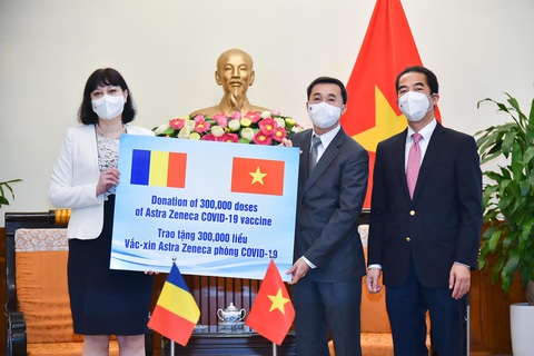 Romania tặng 300.000 liều vắc xin AstraZeneca cho Việt Nam - Ảnh 1. Romania tặng 300.000 liều vắc xin AstraZeneca cho Việt Nam - Ảnh 1.