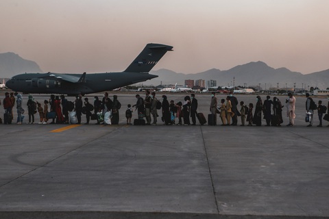 Nhà thầu Mỹ bị chỉ trích vì bán vé bao rời khỏi Afghanistan - Ảnh 1. Nhà thầu Mỹ bị chỉ trích vì bán vé bao rời khỏi Afghanistan - Ảnh 1.