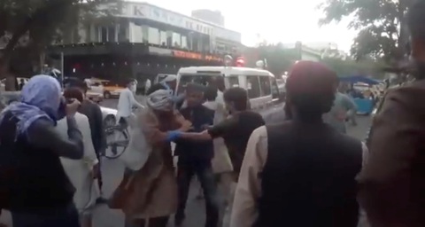 Nổ bên ngoài sân bay Kabul, 13 người thiệt mạng, trong đó có cả trẻ em - Ảnh 1. Nổ bên ngoài sân bay Kabul, 13 người thiệt mạng, trong đó có cả trẻ em - Ảnh 1.