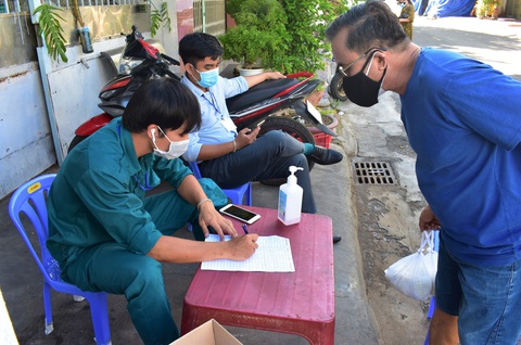 Đưa chợ ra phố ở Nha Trang: An toàn, người mua người bán đều thích - Ảnh 3. Đưa chợ ra phố ở Nha Trang: An toàn, người mua người bán đều thích - Ảnh 3.