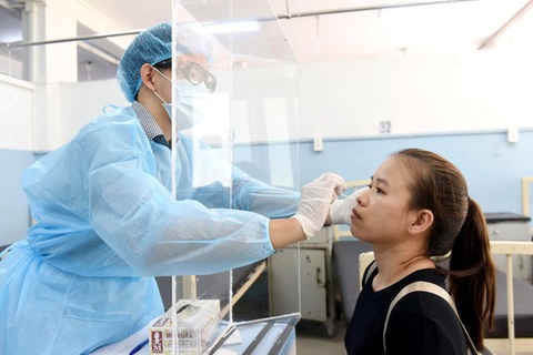 HỎI - ĐÁP về COVID-19: Hơn 2.300 nhân viên y tế bị lây COVID-19, làm gì để chống nhiễm? - Ảnh 1. HỎI - ĐÁP về COVID-19: Hơn 2.300 nhân viên y tế bị lây COVID-19, làm gì để chống nhiễm? - Ảnh 1.