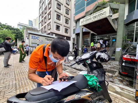 Giấy đi đường vẫn mỗi nơi một kiểu, hàng hóa khan hiếm, đồ y tế cũng tắc tị - Ảnh 1. Giấy đi đường vẫn mỗi nơi một kiểu, hàng hóa khan hiếm, đồ y tế cũng tắc tị - Ảnh 1.
