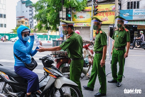 Hà Nội: Xử phạt trung bình mỗi ngày 1.000 trường hợp vi phạm chống dịch - Ảnh 1. Hà Nội: Xử phạt trung bình mỗi ngày 1.000 trường hợp vi phạm chống dịch - Ảnh 1.