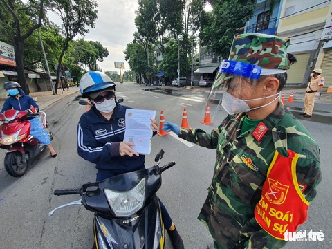 Ngày thứ 2 dùng giấy đi đường mới: Nhiều người vẫn dùng giấy mẫu cũ - Ảnh 1. Ngày thứ 2 dùng giấy đi đường mới: Nhiều người vẫn dùng giấy mẫu cũ - Ảnh 1.