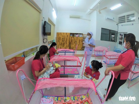 Tình nguyện làm mẹ bỉm sữa cho các bé có mẹ đang điều trị COVID-19 - Ảnh 3. Tình nguyện làm mẹ bỉm sữa cho các bé có mẹ đang điều trị COVID-19 - Ảnh 3.