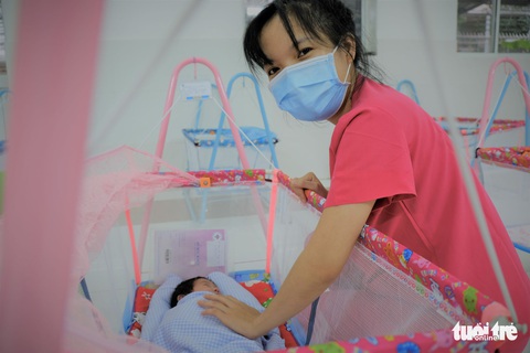 Tình nguyện làm mẹ bỉm sữa cho các bé có mẹ đang điều trị COVID-19 - Ảnh 4. Tình nguyện làm mẹ bỉm sữa cho các bé có mẹ đang điều trị COVID-19 - Ảnh 4.