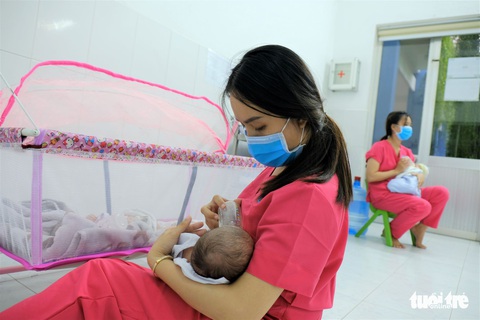 Tình nguyện làm mẹ bỉm sữa cho các bé có mẹ đang điều trị COVID-19 - Ảnh 8. Tình nguyện làm mẹ bỉm sữa cho các bé có mẹ đang điều trị COVID-19 - Ảnh 8.