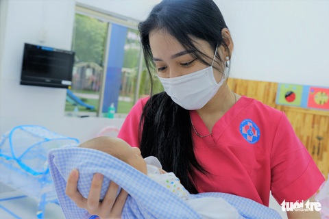 Tình nguyện làm mẹ bỉm sữa cho các bé có mẹ đang điều trị COVID-19 - Ảnh 1. Tình nguyện làm mẹ bỉm sữa cho các bé có mẹ đang điều trị COVID-19 - Ảnh 1.