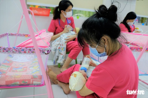Tình nguyện làm mẹ bỉm sữa cho các bé có mẹ đang điều trị COVID-19 - Ảnh 6. Tình nguyện làm mẹ bỉm sữa cho các bé có mẹ đang điều trị COVID-19 - Ảnh 6.