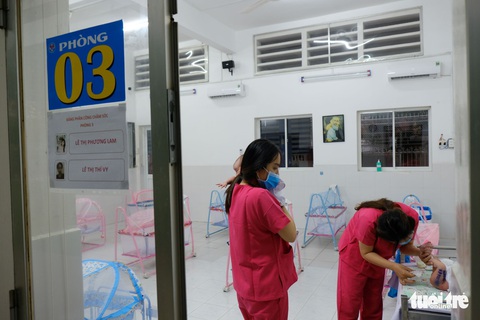 Tình nguyện làm mẹ bỉm sữa cho các bé có mẹ đang điều trị COVID-19 - Ảnh 5. Tình nguyện làm mẹ bỉm sữa cho các bé có mẹ đang điều trị COVID-19 - Ảnh 5.