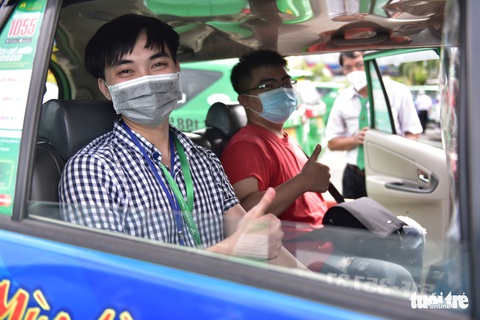 Bạn trẻ TP.HCM khăn gói theo xe taxi tình nguyện chuyển bệnh nhân F0 - Ảnh 1. Bạn trẻ TP.HCM khăn gói theo xe taxi tình nguyện chuyển bệnh nhân F0 - Ảnh 1.
