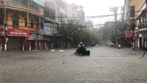 Phố phường Hải Phòng ‘hóa sông’ vì mưa lớn kéo dài - Ảnh 1. Phố phường Hải Phòng ‘hóa sông’ vì mưa lớn kéo dài - Ảnh 1.