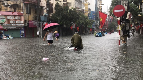 Phố phường Hải Phòng ‘hóa sông’ vì mưa lớn kéo dài - Ảnh 3. Phố phường Hải Phòng ‘hóa sông’ vì mưa lớn kéo dài - Ảnh 3.