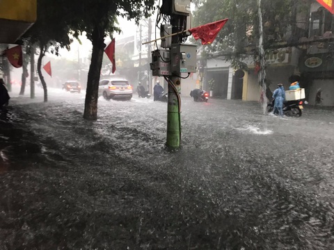 Phố phường Hải Phòng ‘hóa sông’ vì mưa lớn kéo dài - Ảnh 2. Phố phường Hải Phòng ‘hóa sông’ vì mưa lớn kéo dài - Ảnh 2.