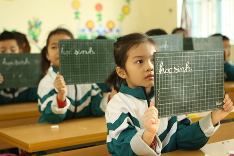 Làm cách nào nếu không đủ điều kiện dạy trực tuyến cho học sinh lớp 1, lớp 2? - Ảnh 1. Làm cách nào nếu không đủ điều kiện dạy trực tuyến cho học sinh lớp 1, lớp 2? - Ảnh 1.