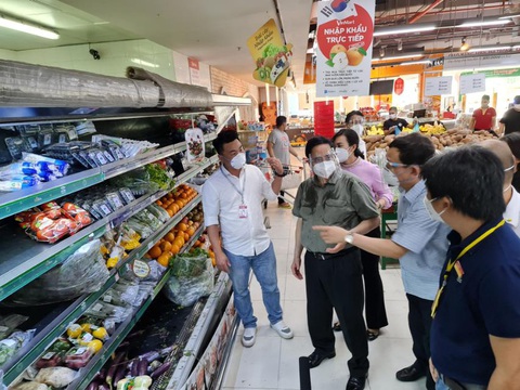 Thủ tướng Chính phủ: Cần phối hợp chặt chẽ với siêu thị để cung ứng hàng hóa - Ảnh 1. Thủ tướng Chính phủ: Cần phối hợp chặt chẽ với siêu thị để cung ứng hàng hóa - Ảnh 1.