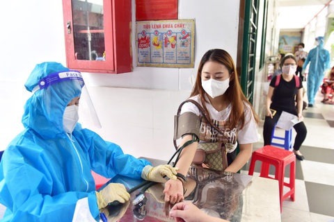 HỎI - ĐÁP về dịch COVID-19: Tăng huyết áp khi tiêm chủng: giải quyết ra sao? - Ảnh 1. HỎI - ĐÁP về dịch COVID-19: Tăng huyết áp khi tiêm chủng: giải quyết ra sao? - Ảnh 1.