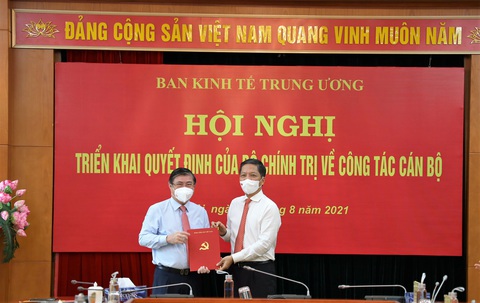 Ông Nguyễn Thành Phong nhận quyết định làm phó trưởng Ban Kinh tế Trung ương - Ảnh 1. Ông Nguyễn Thành Phong nhận quyết định làm phó trưởng Ban Kinh tế Trung ương - Ảnh 1.