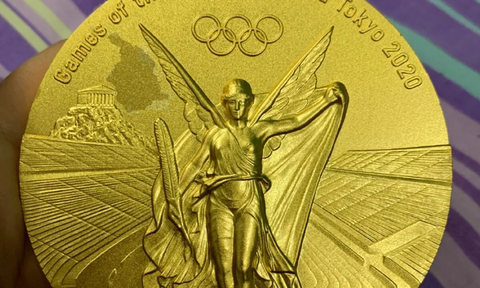 VĐV Trung Quốc tố huy chương vàng Olympic Nhật trao bị bong tróc - Ảnh 1. VĐV Trung Quốc tố huy chương vàng Olympic Nhật trao bị bong tróc - Ảnh 1.