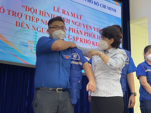 Trung tâm an sinh TP.HCM ra mắt đội shipper tình nguyện - Ảnh 1. Trung tâm an sinh TP.HCM ra mắt đội shipper tình nguyện - Ảnh 1.