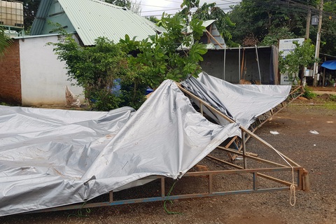 Xe tải mất lái lao vào chốt kiểm soát, một đại úy công an bị cuốn vào gầm xe - Ảnh 1. Xe tải mất lái lao vào chốt kiểm soát, một đại úy công an bị cuốn vào gầm xe - Ảnh 1.