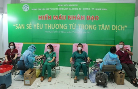 Y bác sĩ Bệnh viện Bạch Mai vừa chống dịch, vừa hiến máu cứu bệnh nhân COVID-19 - Ảnh 1. Y bác sĩ Bệnh viện Bạch Mai vừa chống dịch, vừa hiến máu cứu bệnh nhân COVID-19 - Ảnh 1.