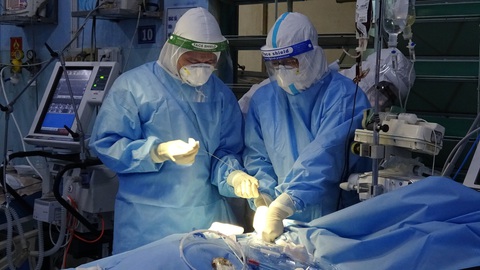 Hơn 1 tháng hoạt động, Trung tâm hồi sức Bệnh viện 175 thực hiện thành công 7 ca ECMO - Ảnh 2. Hơn 1 tháng hoạt động, Trung tâm hồi sức Bệnh viện 175 thực hiện thành công 7 ca ECMO - Ảnh 2.