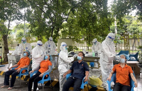 TP.HCM: Doanh nghiệp, cơ sở sản xuất tự test nhanh COVID-19 cho công nhân, 7 ngày/lần - Ảnh 1. TP.HCM: Doanh nghiệp, cơ sở sản xuất tự test nhanh COVID-19 cho công nhân, 7 ngày/lần - Ảnh 1.