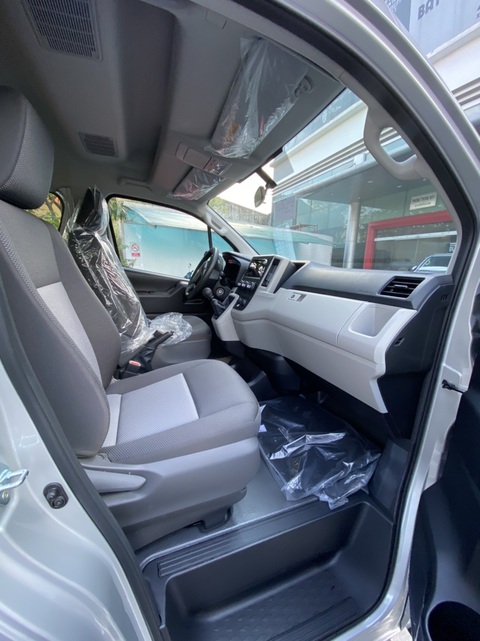 Phương Trang nhập khẩu 99 xe Toyota Hiace để hoán cải thành xe cấp cứu bệnh nhân COVID-19 - Ảnh 2. Phương Trang nhập khẩu 99 xe Toyota Hiace để hoán cải thành xe cấp cứu bệnh nhân COVID-19 - Ảnh 2.