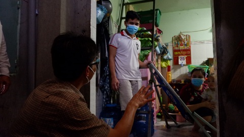 Phó thủ tướng Vũ Đức Đam đến khu trọ đông bà con ở Long An - Ảnh 1. Phó thủ tướng Vũ Đức Đam đến khu trọ đông bà con ở Long An - Ảnh 1.