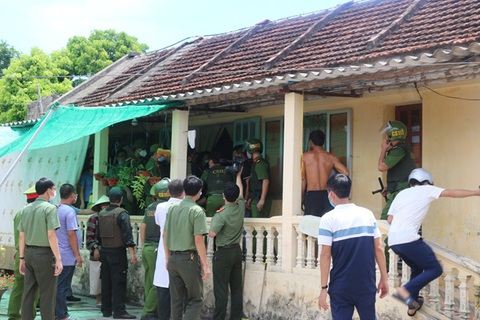Giải cứu bé gái bị bố đẻ giữ làm con tin sau gần 5 giờ thuyết phục bất thành - Ảnh 1. Giải cứu bé gái bị bố đẻ giữ làm con tin sau gần 5 giờ thuyết phục bất thành - Ảnh 1.