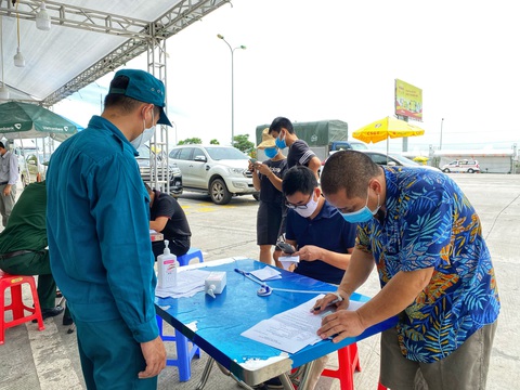 Hà Nội triển khai ứng dụng khai báo di biến động dân cư tại nhiều chốt kiểm soát - Ảnh 1. Hà Nội triển khai ứng dụng khai báo di biến động dân cư tại nhiều chốt kiểm soát - Ảnh 1.